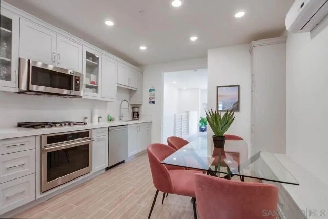 834 Santa Barbara Pl, San Diego, CA 92109