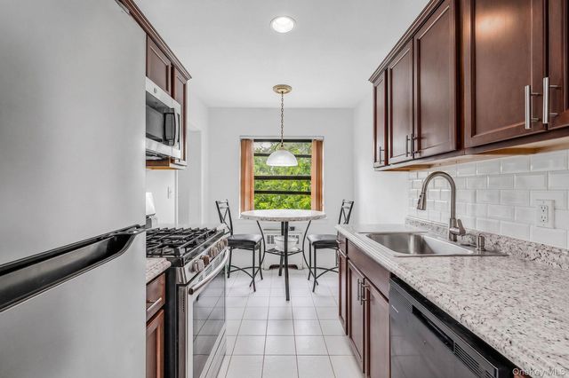 1205 Broadway F-24, Hewlett, NY 11557