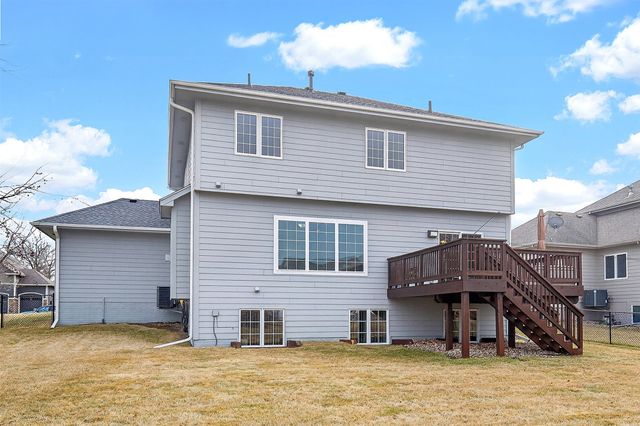 8425 Parkside Circle, West Des Moines, IA 50266