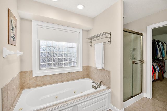 8425 Parkside Circle, West Des Moines, IA 50266