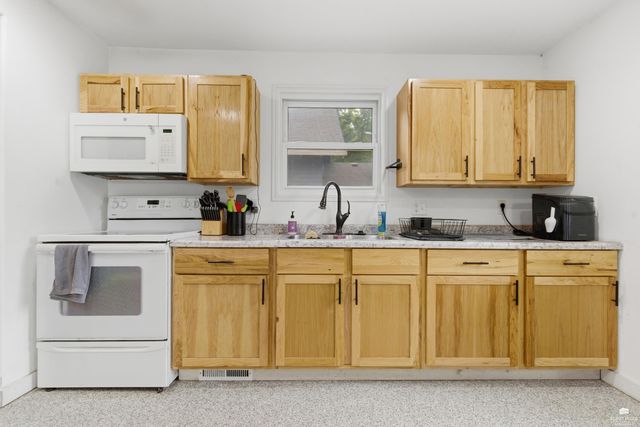 1411 Pierre Street, Manhattan, KS 66502