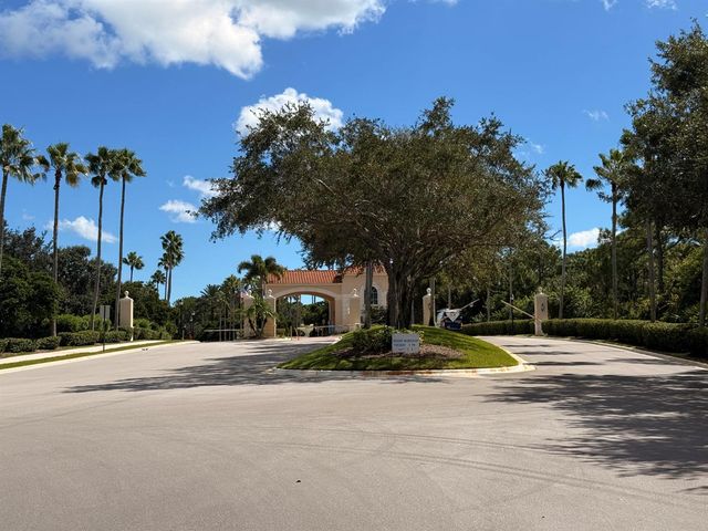 633 NW Whitfield Way, Port St. Lucie, FL 34986