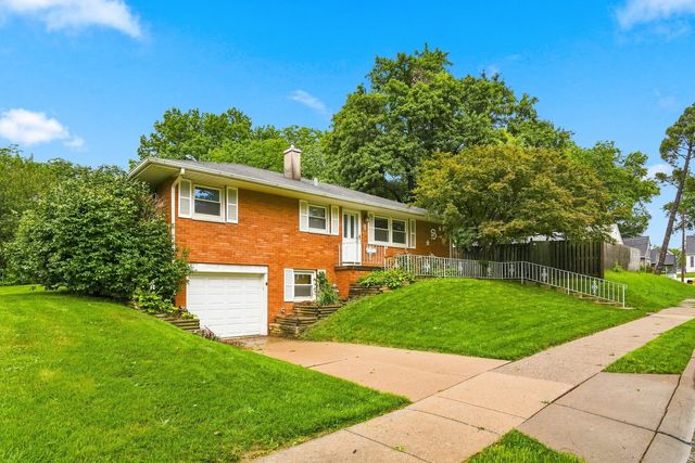 964 Cimarron Drive, Davenport, IA 52804