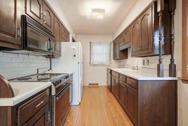 964 Cimarron Drive, Davenport, IA 52804