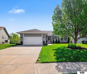 21417 Parkview Drive, Gretna, NE 68028