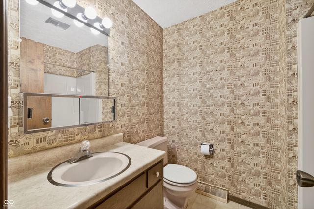 600 Forest Drive, Bloomfield, IN 47424