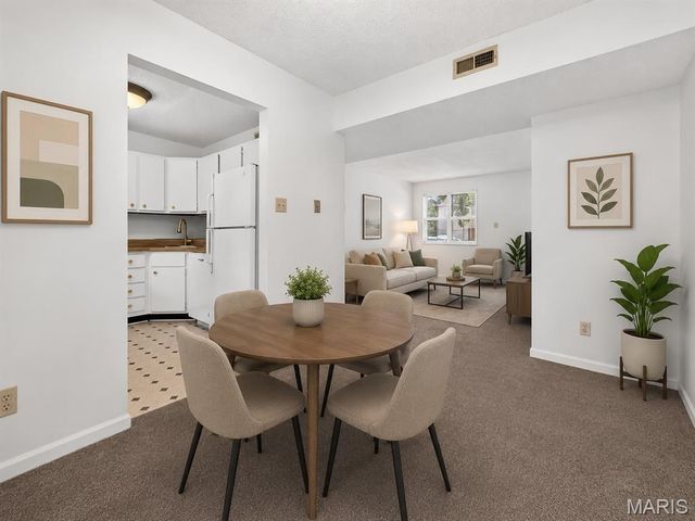 9194 Wrenwood Lane, Brentwood, MO 63144