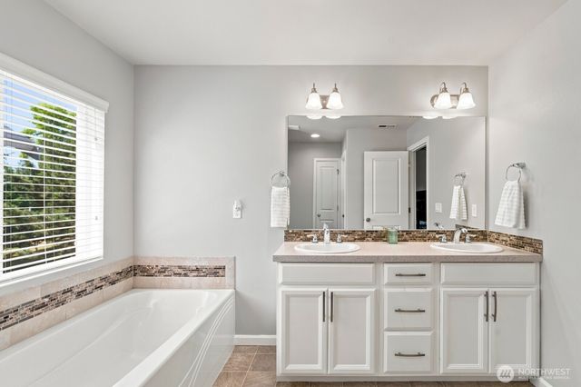 8825 Corona Court NE, Lacey, WA 98516