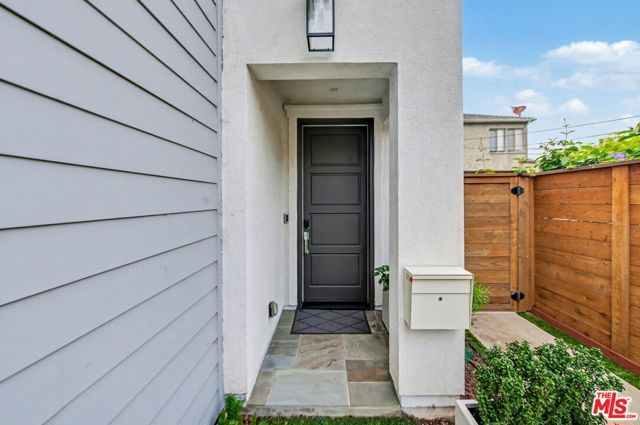 1209 N Commonwealth Avenue, Los Angeles, CA 90029