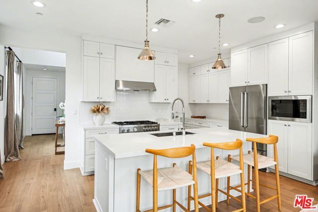 1209 N Commonwealth Avenue, Los Angeles, CA 90029