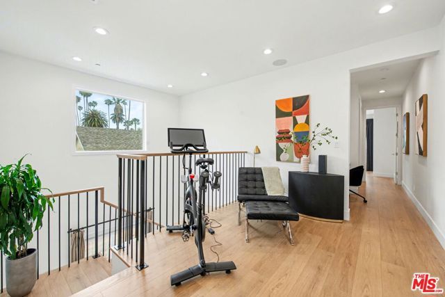 1209 N Commonwealth Avenue, Los Angeles, CA 90029