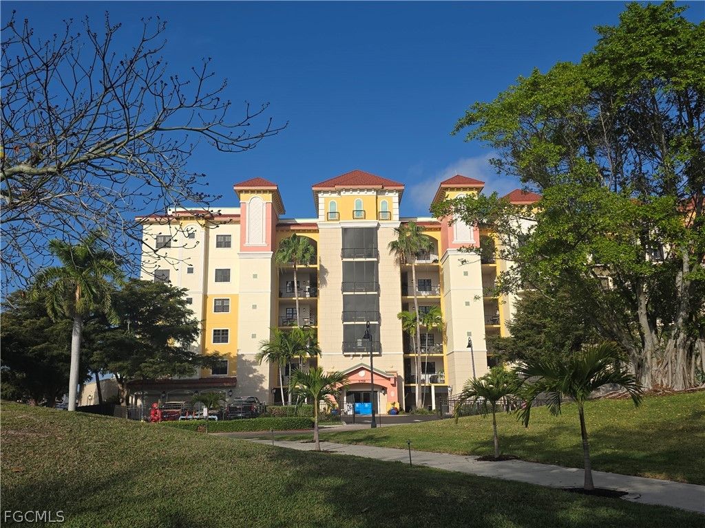 5706 Cape Harbour DR 211, Cape Coral, FL 33914