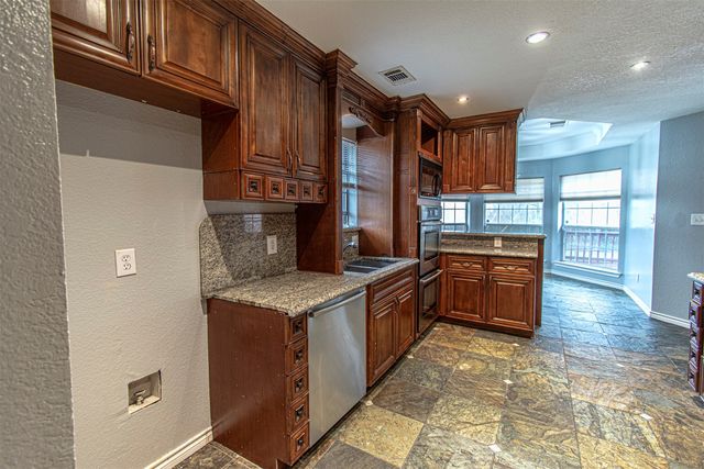 348 Craddock Drive, Glenn Heights, TX 75154