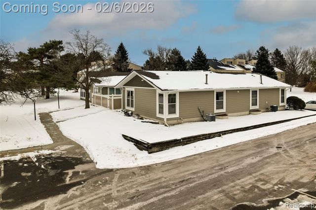 39615 Village Wood Lane, Novi, MI 48375