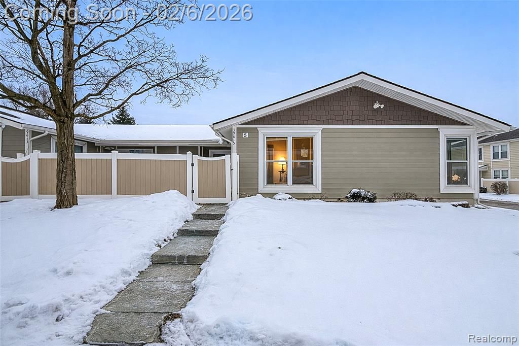 39615 Village Wood Lane, Novi, MI 48375