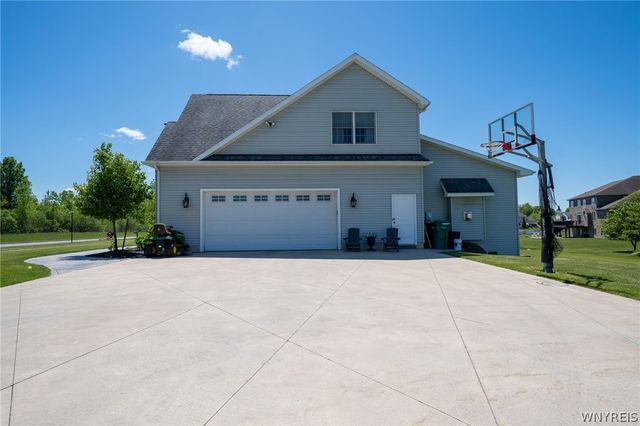 5670 Meadowglen Drive, Clarence, NY 14032