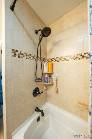 5670 Meadowglen Drive, Clarence, NY 14032