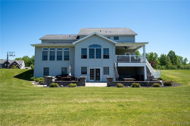 5670 Meadowglen Drive, Clarence, NY 14032