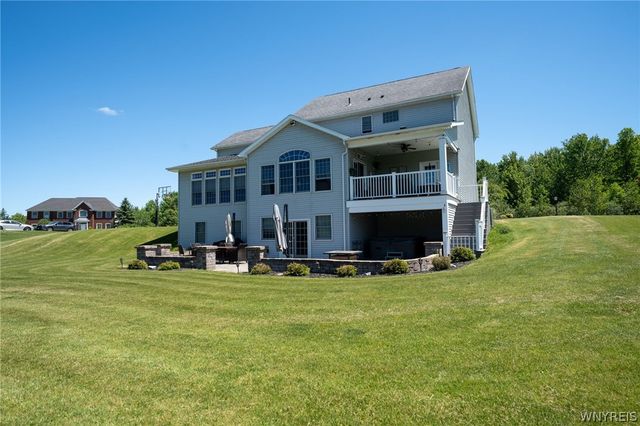 5670 Meadowglen Drive, Clarence, NY 14032