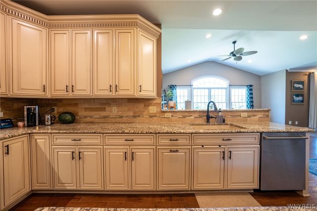 5670 Meadowglen Drive, Clarence, NY 14032