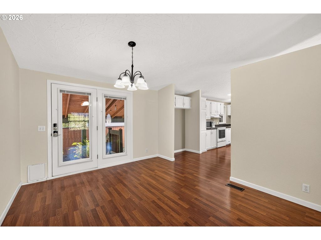 Image 11 of property listing at 1282 E 3RD St 60, Lafayette, OR 97127