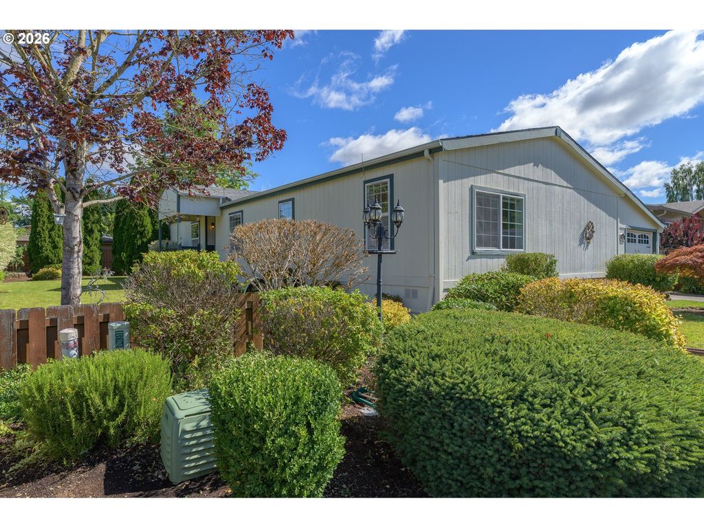 Image 2 of property listing at 1282 E 3RD St 60, Lafayette, OR 97127