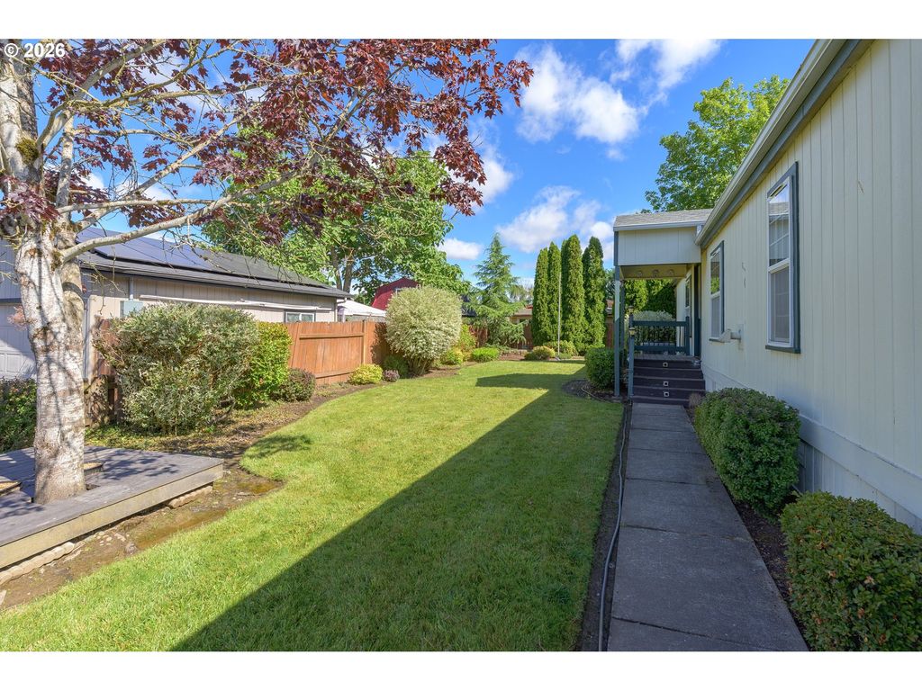 Image 4 of property listing at 1282 E 3RD St 60, Lafayette, OR 97127