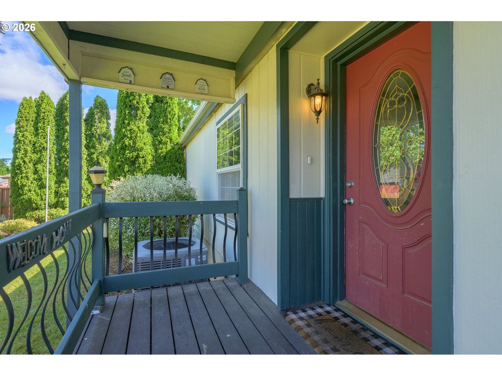 Image 5 of property listing at 1282 E 3RD St 60, Lafayette, OR 97127