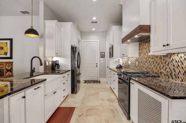 9276 Villas Ct, Tyler, TX 75703