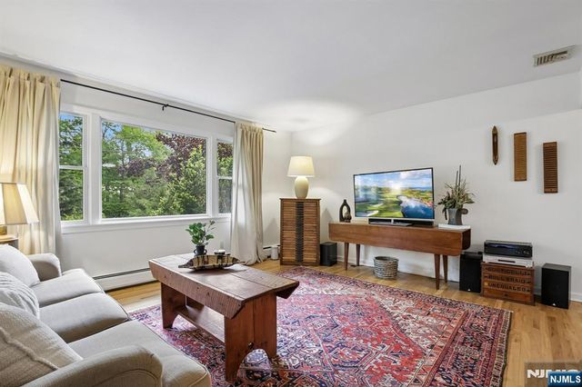 32 Addison Place, Ramsey, NJ 07446