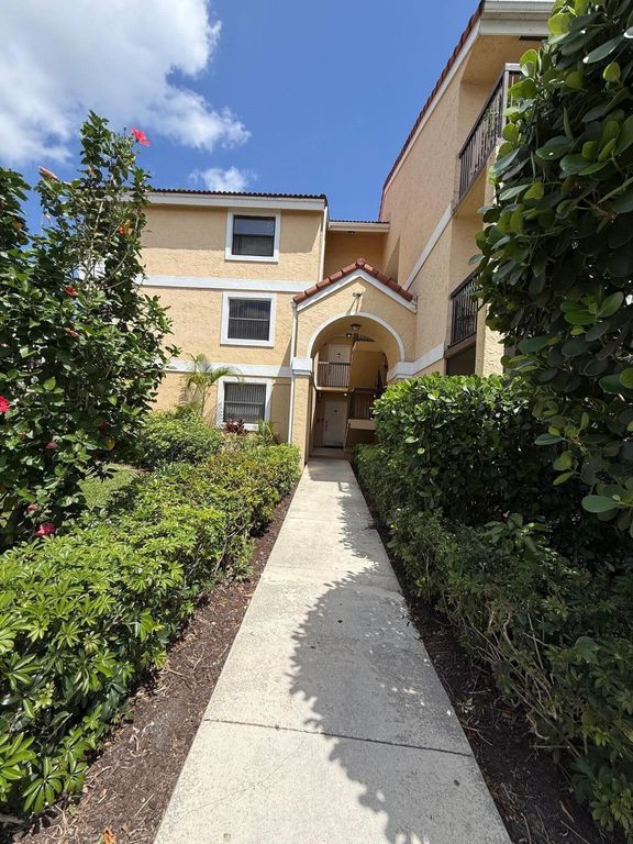 5721 Riverside Drive 301b5, Coral Springs, FL 33067