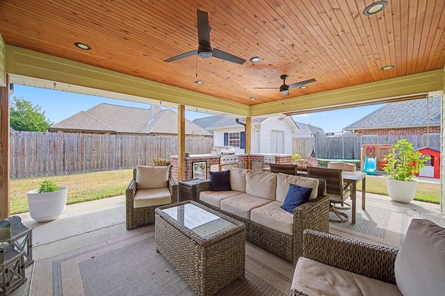 439 Windward Dr, Houma, LA 70360