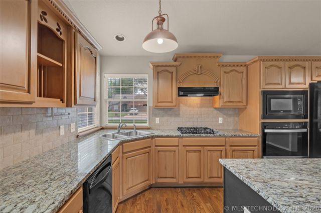 2817 E 102nd Place, Tulsa, OK 74137