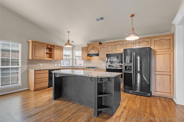 2817 E 102nd Place, Tulsa, OK 74137