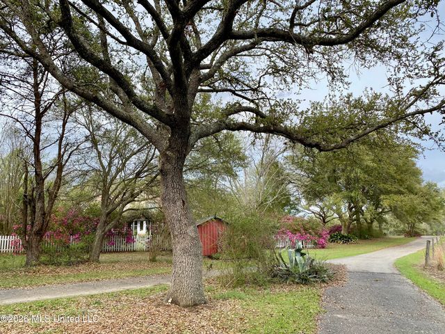 299 Quitman Perry Road, Carriere, MS 39426