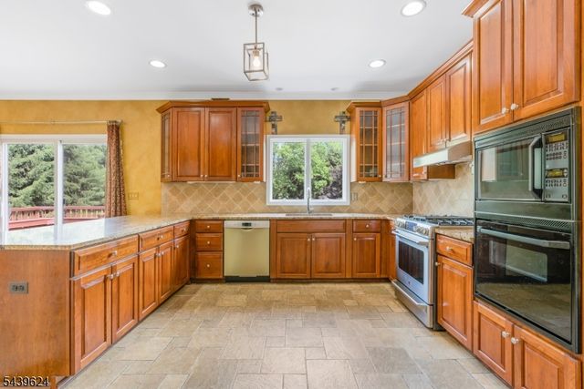 40 Southgate Dr, Clinton Twp., NJ 08801