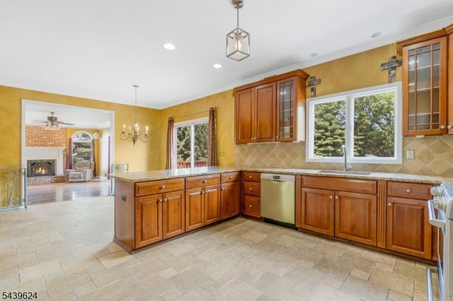 40 Southgate Dr, Clinton Twp., NJ 08801