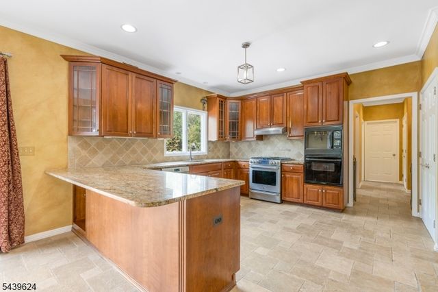 40 Southgate Dr, Clinton Twp., NJ 08801