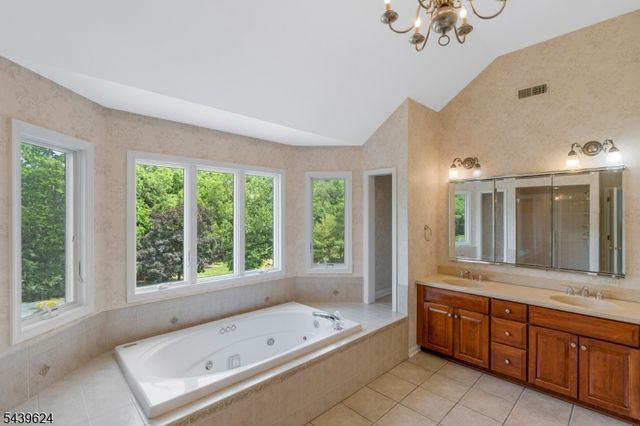 40 Southgate Dr, Clinton Twp., NJ 08801