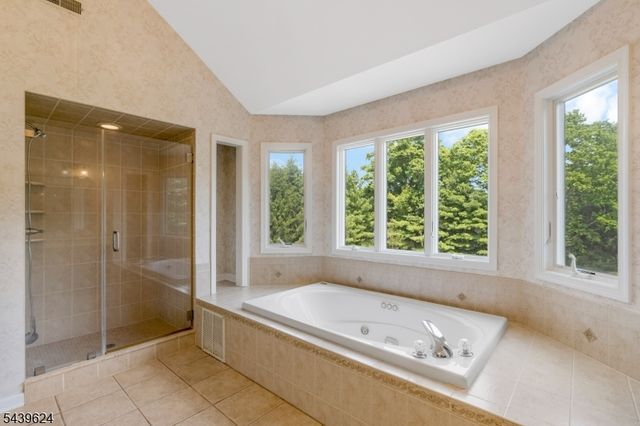 40 Southgate Dr, Clinton Twp., NJ 08801