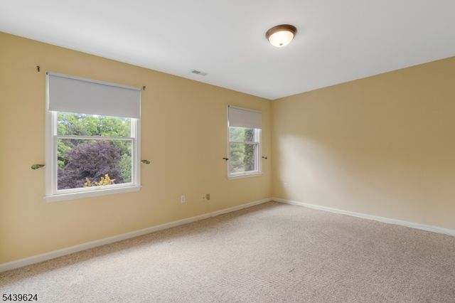 40 Southgate Dr, Clinton Twp., NJ 08801