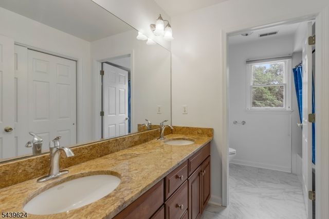 40 Southgate Dr, Clinton Twp., NJ 08801