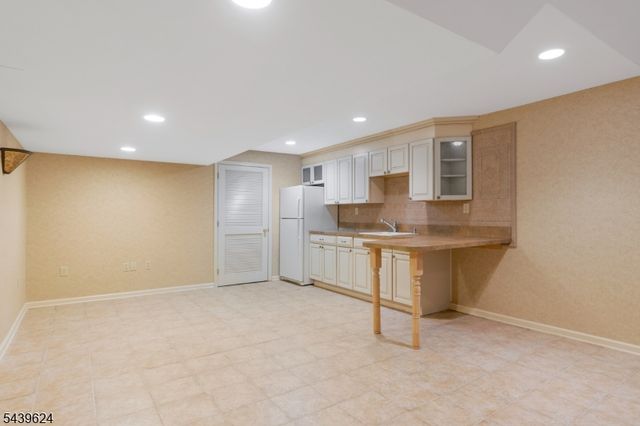 40 Southgate Dr, Clinton Twp., NJ 08801