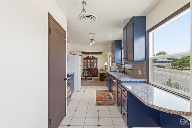 2228 Avondale Drive, Bakersfield, CA 93306