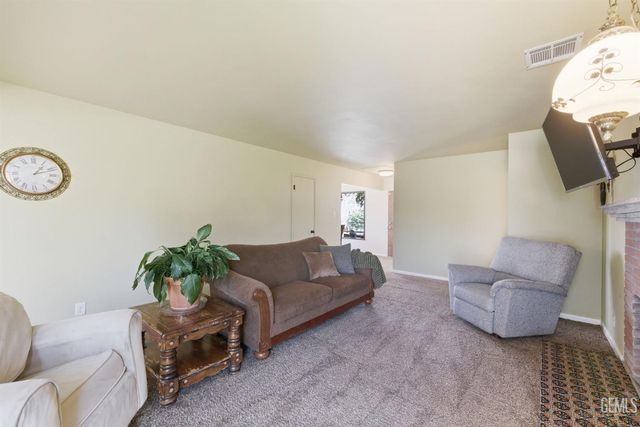 2228 Avondale Drive, Bakersfield, CA 93306