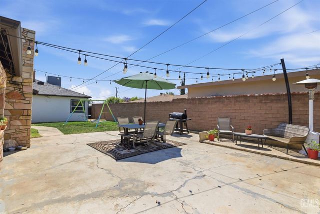 2228 Avondale Drive, Bakersfield, CA 93306