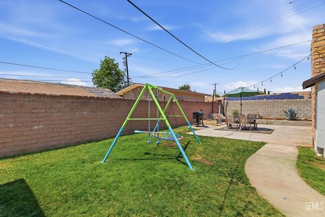 2228 Avondale Drive, Bakersfield, CA 93306