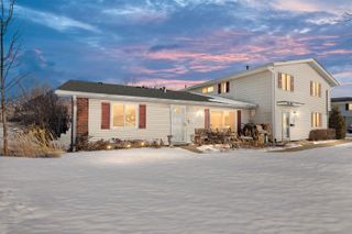 106 N SALEM Drive 106, Schaumburg, IL 60194