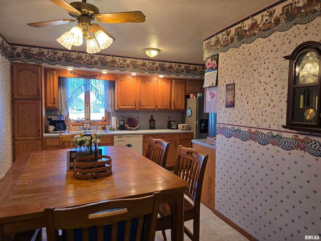 1410 E LOCUST Street, Canton, IL 61520