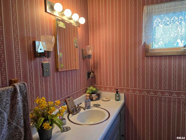 1410 E LOCUST Street, Canton, IL 61520